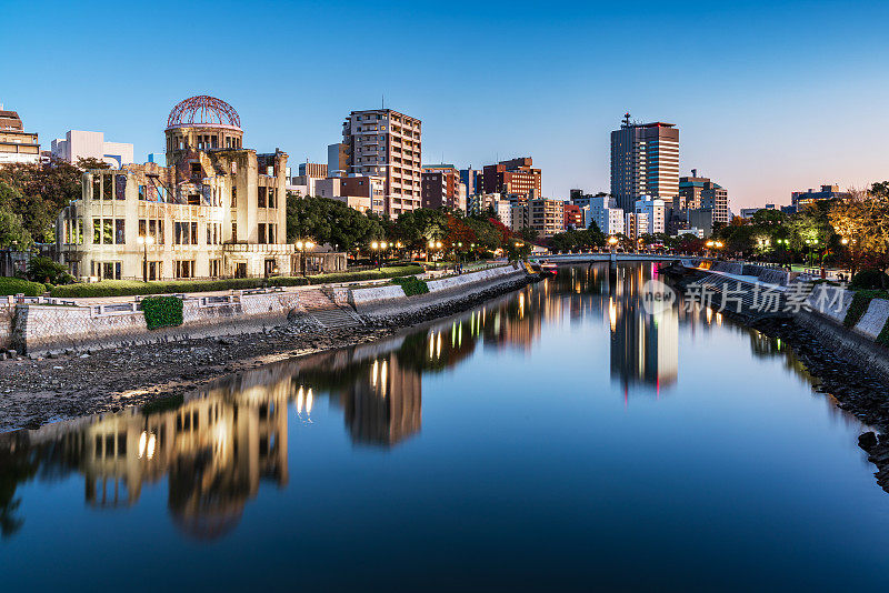 广岛城市景观在暮色日本的原子弹圆顶