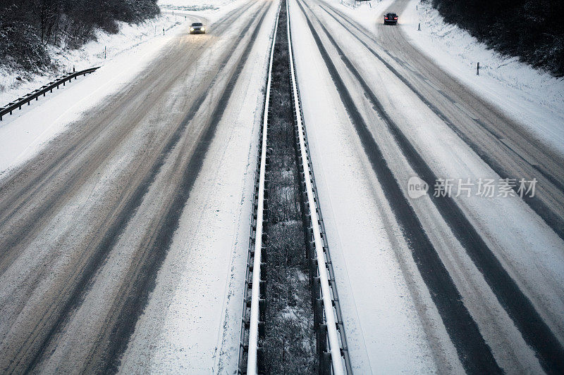 白雪覆盖的公路-几乎空无一人