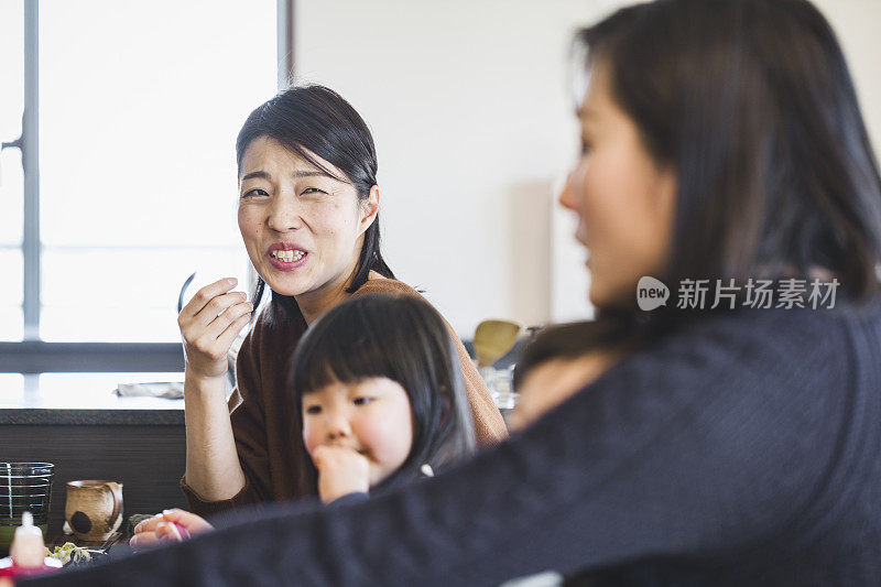 母亲和孩子在餐厅享受午餐