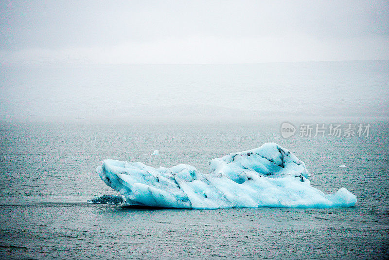 冰山漂浮在Jökulsárlón冰川泻湖冰岛在阴天