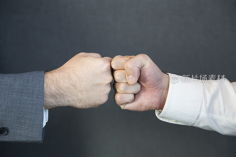 两个自信的商人在办公室开会时握手，成功，交易，问候和合作伙伴的概念。