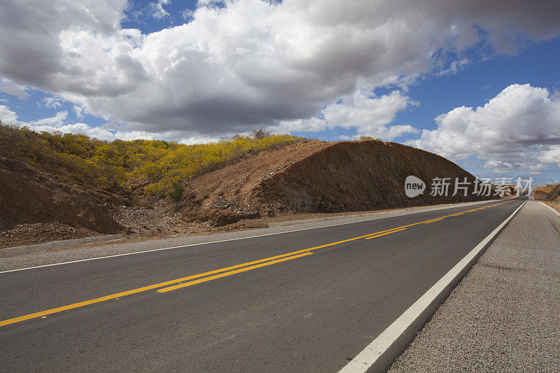 在一个晴朗和阴天的巴西空旷的道路