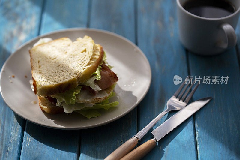 三明治:烤面包,熏肉和生菜