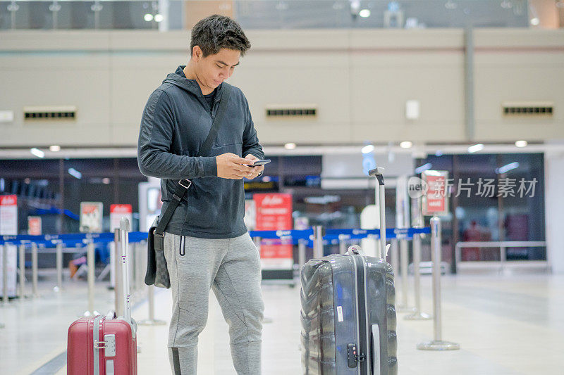 年轻的日本亚裔男子乘坐公共交通工具，在日本机场等待飞机