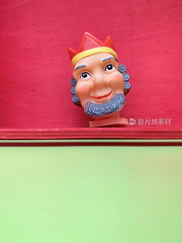 红色背景上的古董木偶国王的头