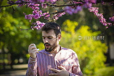 户外使用哮喘吸入器的人