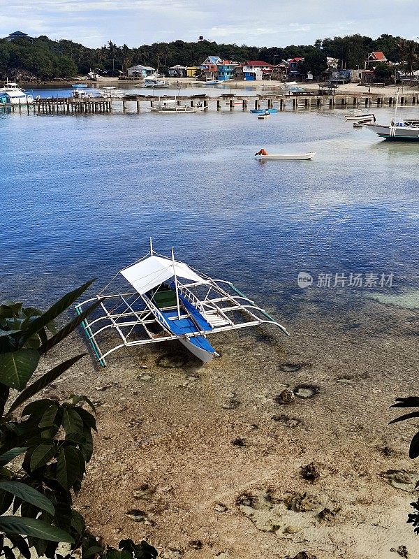 支腿停泊在菲律宾马拉帕斯夸岛的Logon海滩