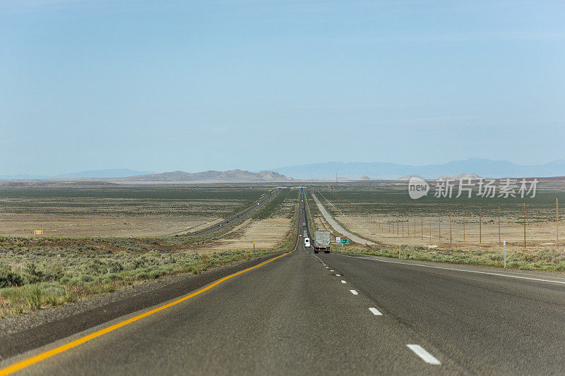 美国犹他州内华达州际公路上行驶的卡车