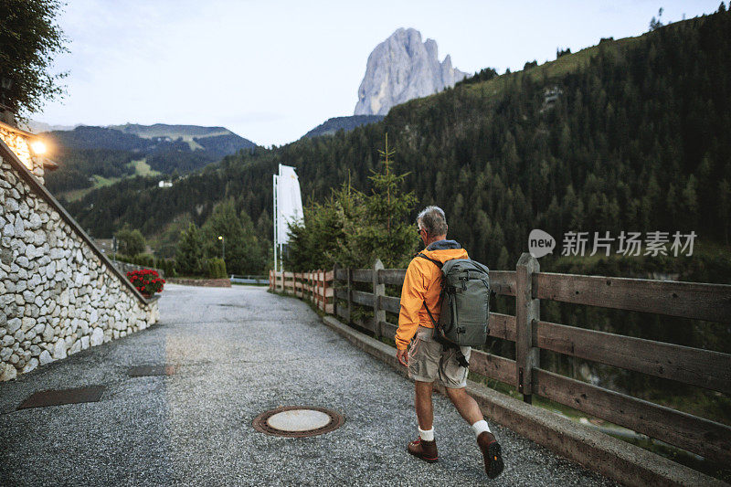 老人在山林中徒步旅行