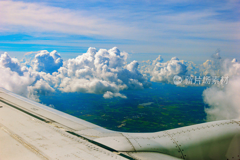从飞机内部看到美丽的天空。