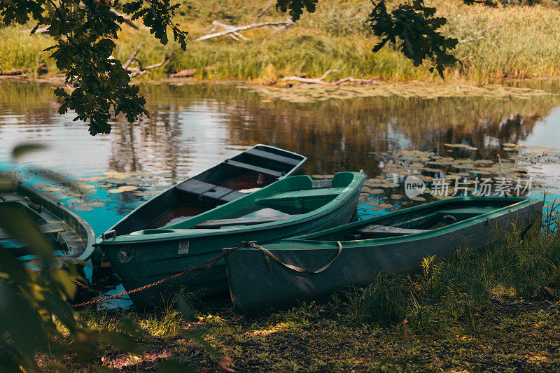皮划艇被遗弃在狂野的河岸上