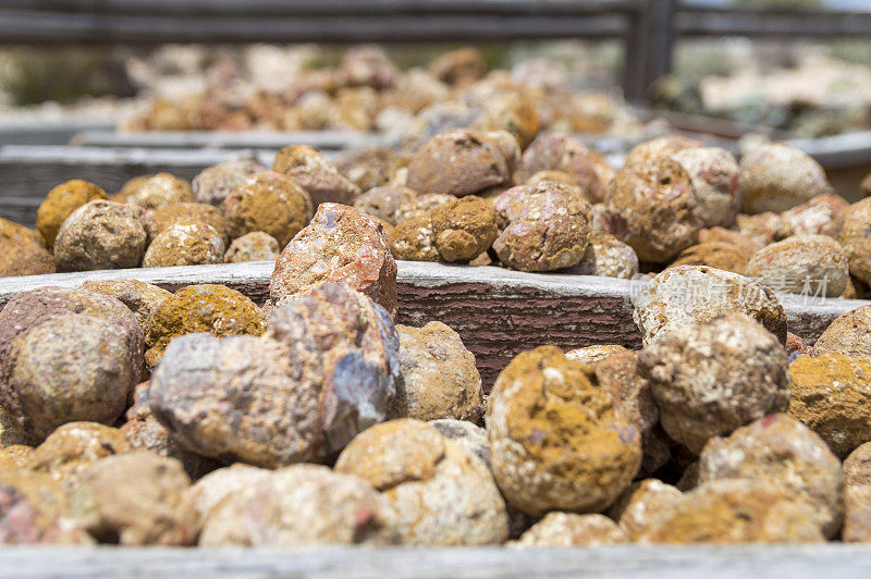 收集岩石出售在一个岩石商店Geodes