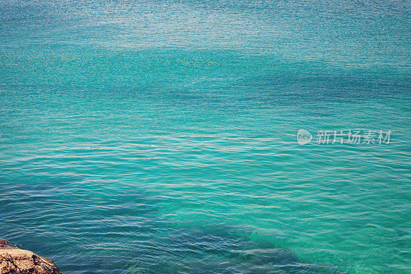 希腊爱琴海上晶莹湛蓝的海水