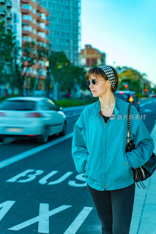 一个年轻女孩正在穿过巴塞罗那的街道