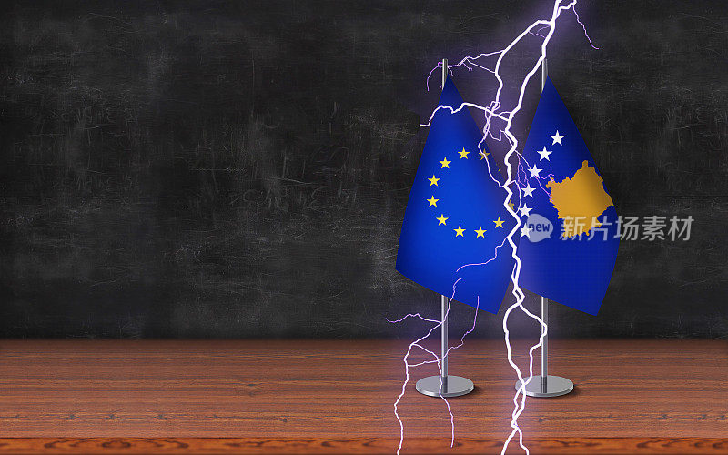 国与国冲突概念;欧盟和科索沃3D课桌旗帜与雷声站在一起，在黑板背景与大拷贝空间前面。