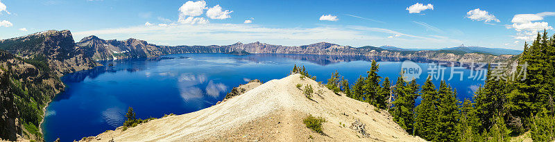 火山口湖与巫师岛的全景