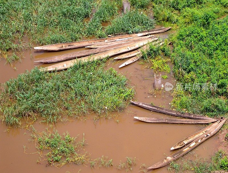 中非共和国班吉乌班吉河上的独木舟