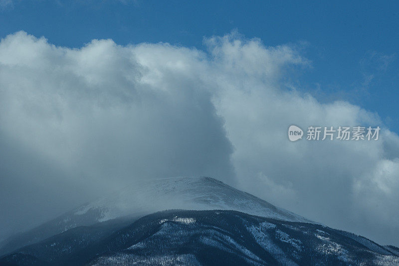 云绕山顶