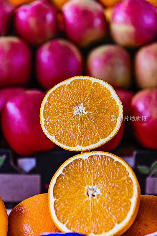 橘子和苹果在市场摊位