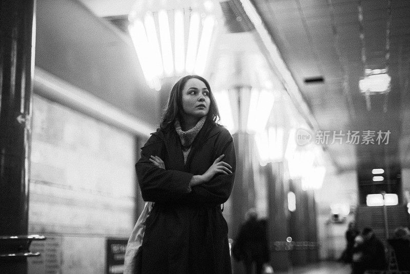 一名女子站在基辅地铁站里