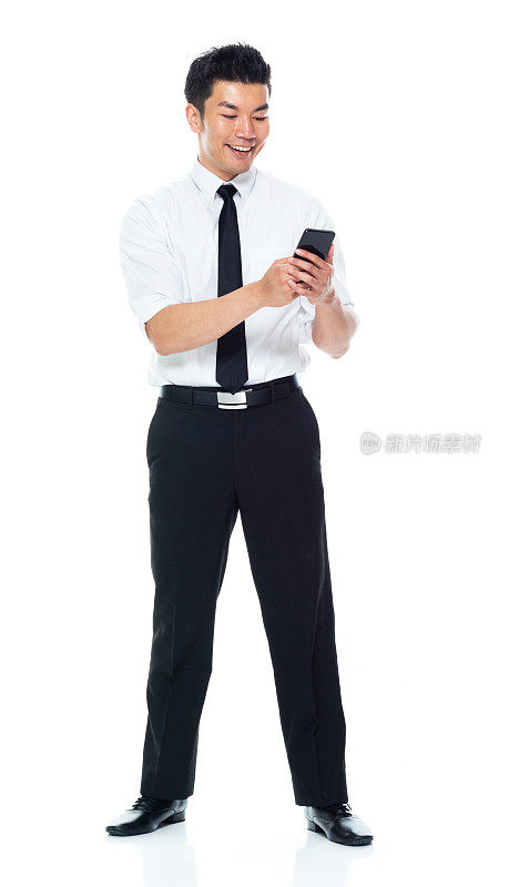 英俊的亚洲商人-拿着智能手机，看着智能手机