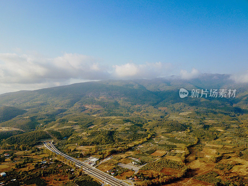 有高速公路和隧道的希腊海岸和奥林匹斯山