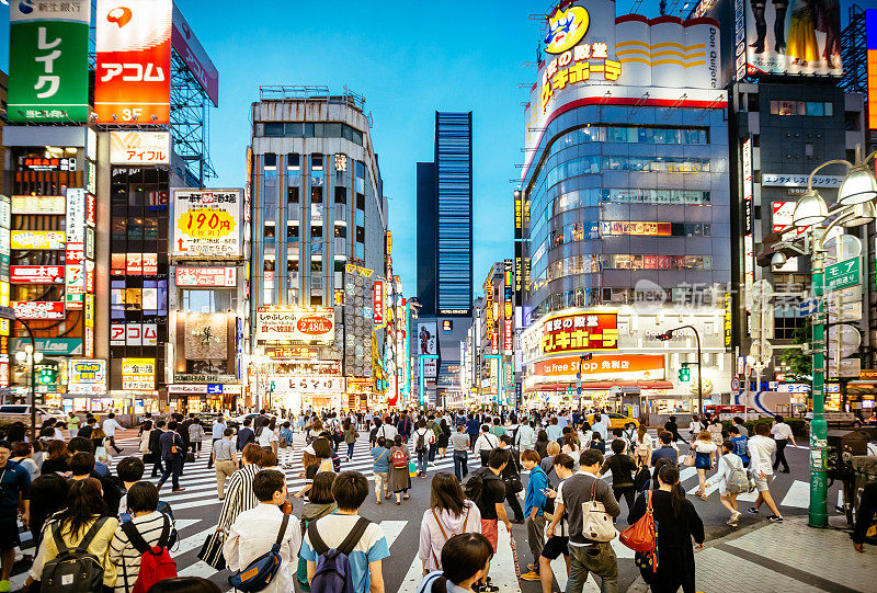 东京新宿，上班族穿过斑马线