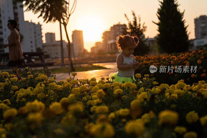 蹒跚学步的小女孩的肖像花园