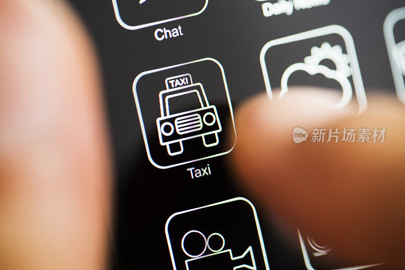 出租车应用程序的标志在黑暗模式手机屏幕上