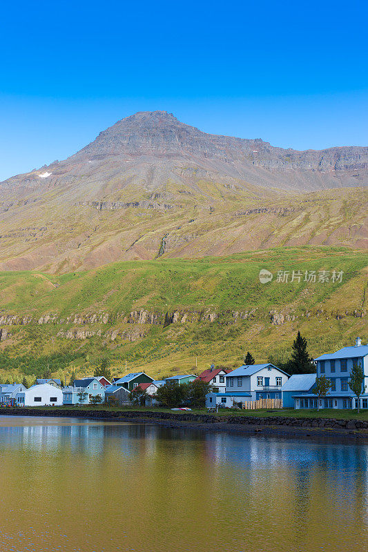 Seyðisfjörður(东峡湾)，冰岛:村庄和山在日落