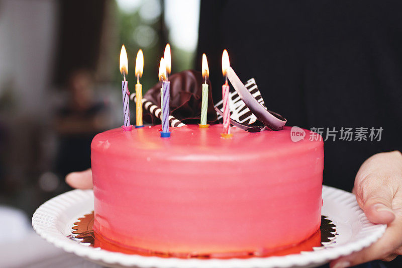 生日蛋糕和燃烧的蜡烛