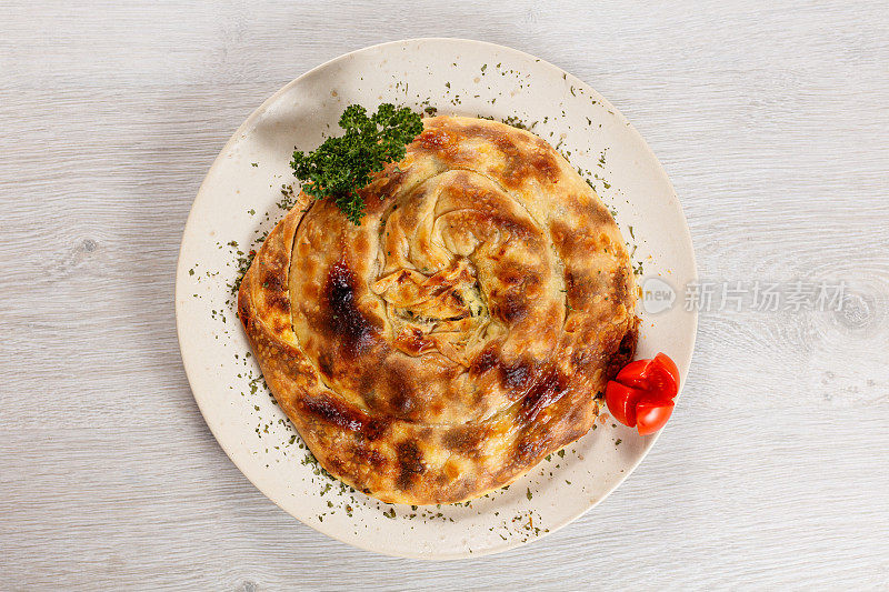 自制希腊派配菠菜和奶酪