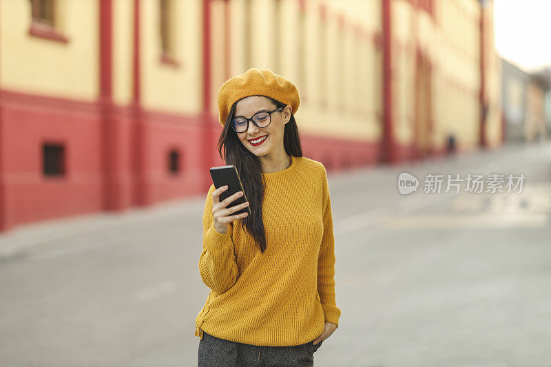 一个女人用手机的肖像