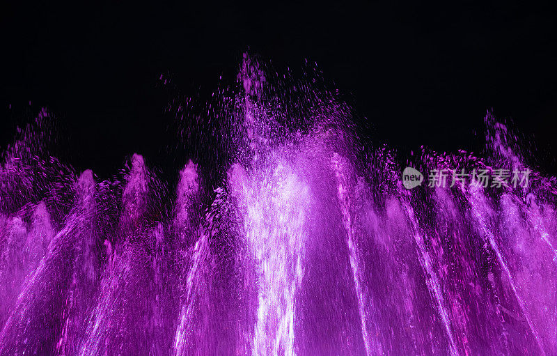 基辅内扎勒日诺提广场上的灯光和音乐喷泉