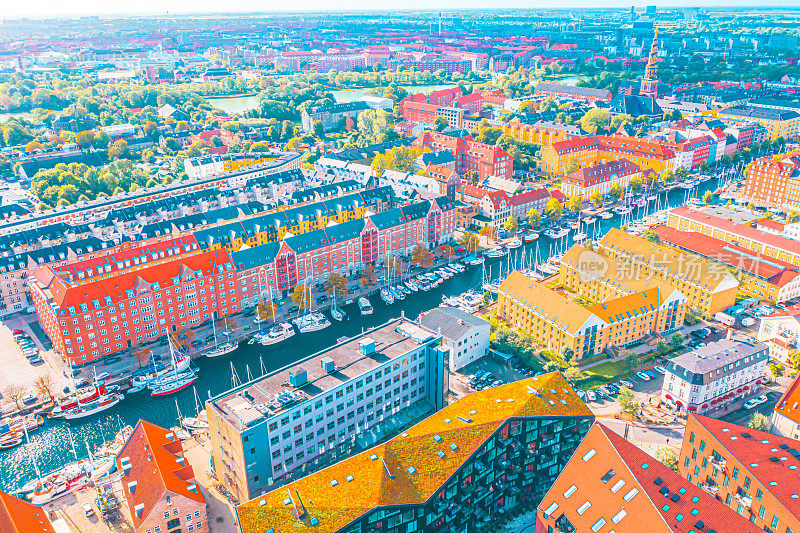 美丽的鸟瞰图哥本哈根的天际线，尼哈芬历史悠久的码头港口和运河，色彩建筑和船只在哥本哈根老城，丹麦
