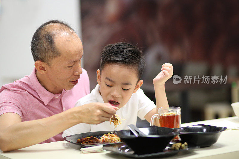 东南亚:成人在餐厅用餐