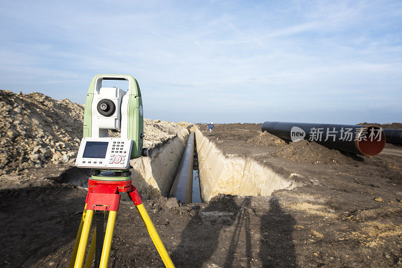 管道施工中测量GPS系统设备。土建工程师测量坐标，以精确地铺设管道在地面上的气体分配。
