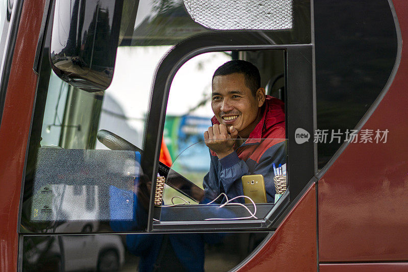 巴士司机在对越南人民微笑