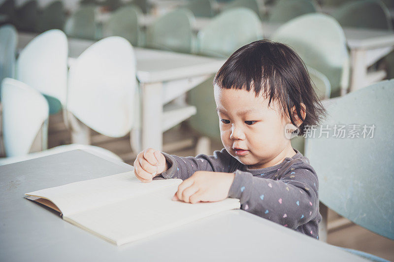 一个中国女孩在教室里学习