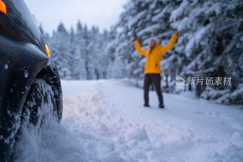 第一场雪后打扫汽车和扫地。紧急照明设备。在恶劣的天气下，汽车会在偏僻的地方抛锚。汽车保险。一个女人在路上。