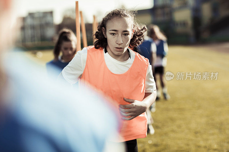 女性练习足球