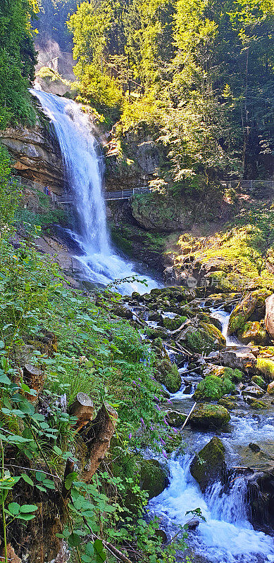 伯恩斯高地布里恩茨附近的吉斯巴赫瀑布。瑞士。