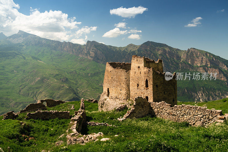 美丽的古老堡垒在北奥塞梯的山区。