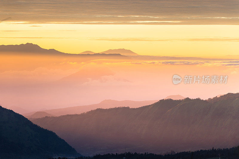 清晨在印度尼西亚东爪哇的布罗莫卡尔代拉。火山的形成有几座火山，以著名的布罗莫火山和塞默鲁火山为背景