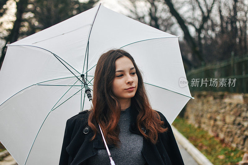 美丽的年轻女子享受着雨天