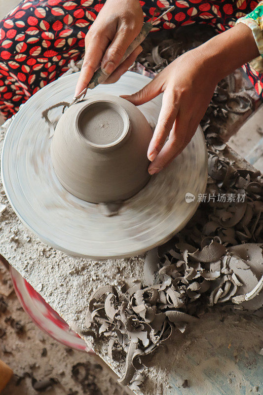 女人做陶器