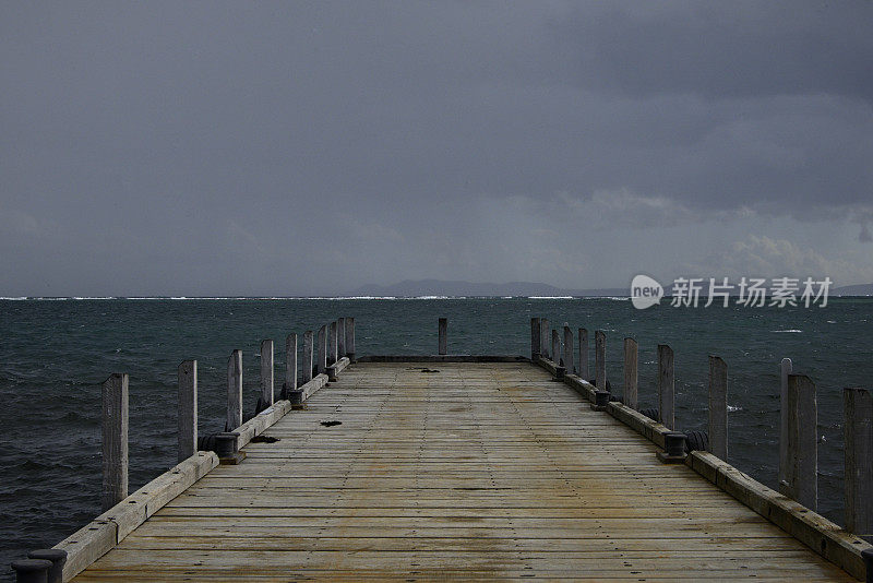 木制码头与暴风雨的海洋背景