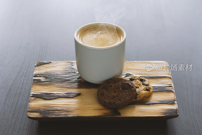 一杯咖啡和巧克力饼干
