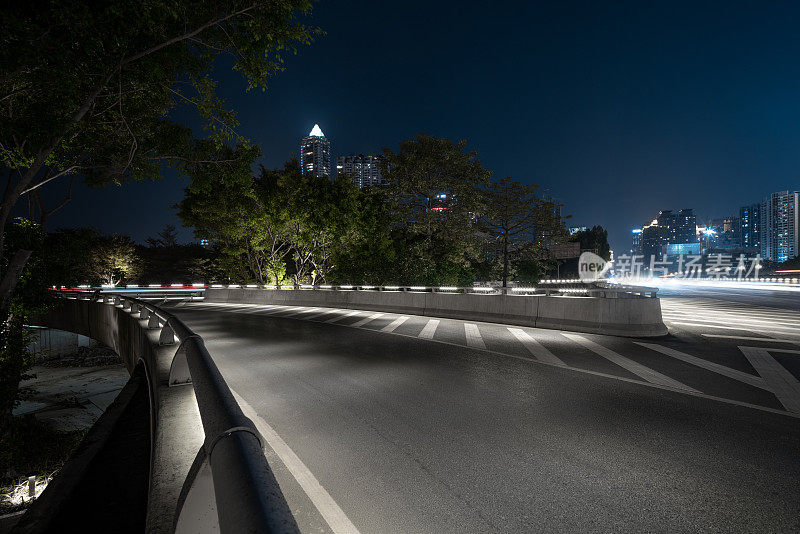 夜晚的城市道路