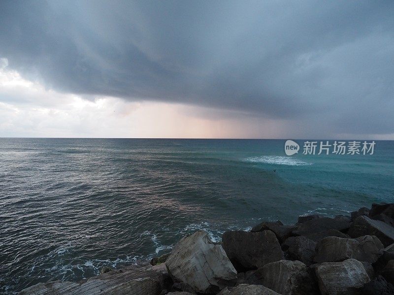 暴风雨日出海和天空在不伦瑞克头瑞克墙